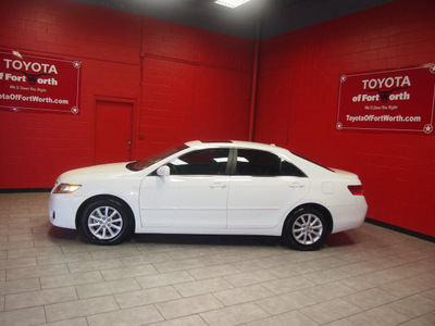 toyota camry 2011 white sedan xle gasoline 4 cylinders front wheel drive automatic 76116