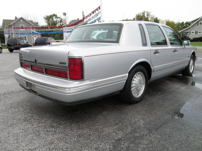 lincoln town car 1997 silver sedan signature gasoline v8 rear wheel drive automatic with overdrive 45840