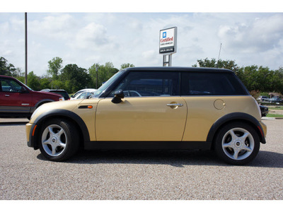 mini cooper 2005 gold hatchback gasoline 4 cylinders front wheel drive automatic 76505