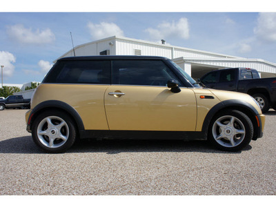 mini cooper 2005 gold hatchback gasoline 4 cylinders front wheel drive automatic 76505