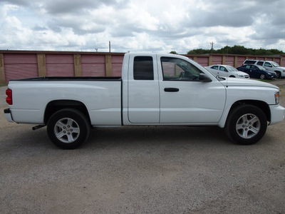 ram dakota 2011 white pickup truck lone star gasoline 6 cylinders 2 wheel drive automatic 78064