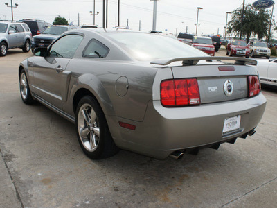 ford mustang 2009 lt  gray coupe california gt special gasoline 8 cylinders rear wheel drive 5 speed manual 75070