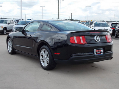 ford mustang 2010 black coupe v6 gasoline 6 cylinders rear wheel drive automatic with overdrive 77469