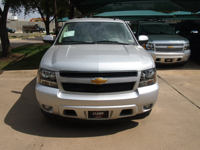 chevrolet tahoe 2013 silver suv lt flex fuel v8 2 wheel drive automatic 76051