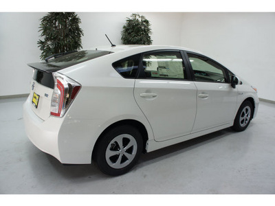 toyota prius 2012 white hatchback two hybrid 4 cylinders front wheel drive automatic 91731