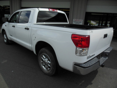 toyota tundra 2010 white crew 2wd v8 5 7 g gasoline 8 cylinders 2 wheel drive automatic 34788