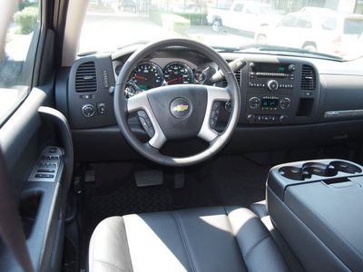 chevrolet silverado 1500 2013 black 8 cylinders automatic 75075