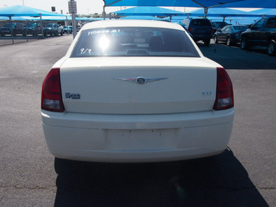 chrysler 300 2005 white sedan 6 cylinders automatic 76234