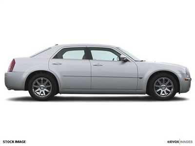 chrysler 300 2005 sedan gasoline 6 cylinders rear wheel drive 4 speed automatic 13502