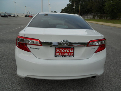 toyota camry 2012 white sedan xle 4 cylinders automatic 75604