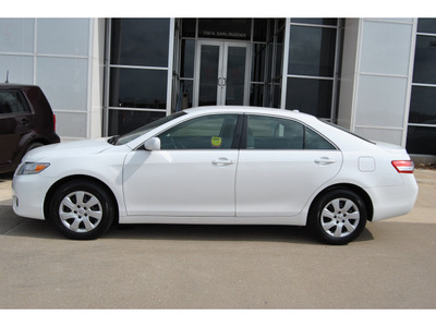 toyota camry 2011 white sedan le gasoline 4 cylinders front wheel drive automatic with overdrive 77802