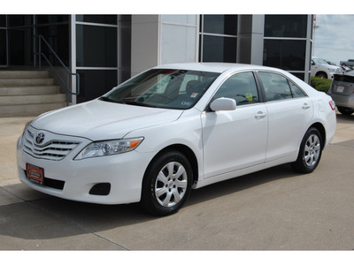toyota camry 2011 white sedan le gasoline 4 cylinders front wheel drive automatic with overdrive 77802