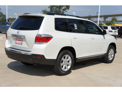 toyota highlander 2013 white suv plus gasoline 6 cylinders front wheel drive automatic 78232