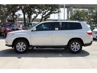 toyota highlander 2013 white suv se gasoline 6 cylinders front wheel drive automatic 78232