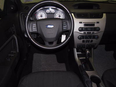ford focus 2010 white sedan se 4 cylinders automatic with overdrive 76108