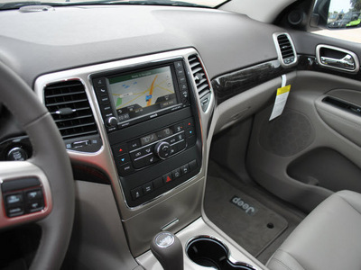 jeep grand cherokee 2013 white suv laredo x gasoline 8 cylinders 2 wheel drive automatic 75067