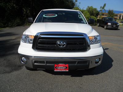 toyota tundra 2011 white grade 8 cylinders automatic 75672