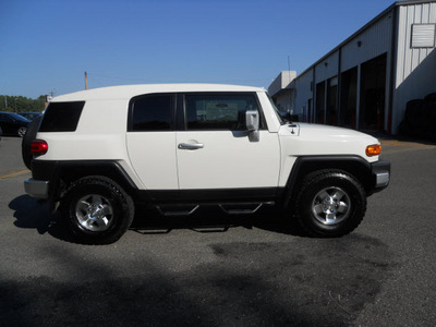 toyota fj cruiser 2010 white suv 6 cylinders automatic 75672