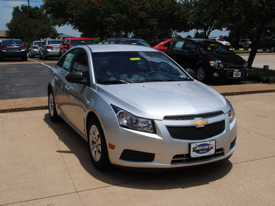 chevrolet cruze 2012 silver sedan 4 cylinders not specified 75075