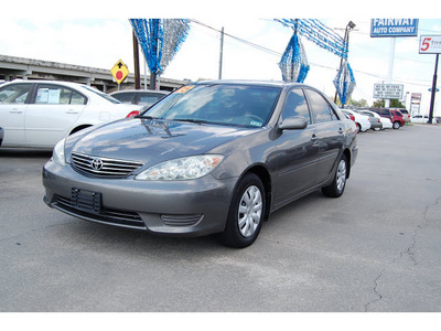 toyota camry 2005 gray sedan le 4 cylinders automatic with overdrive 77627