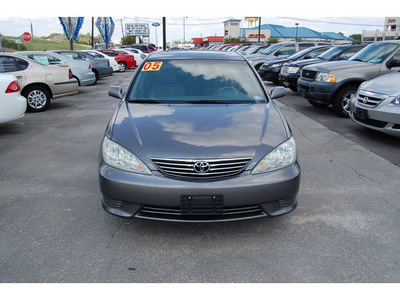 toyota camry 2005 gray sedan le 4 cylinders automatic with overdrive 77627