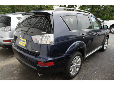 mitsubishi outlander 2013 dk  blue se gasoline 4 cylinders all whee drive automatic 07724