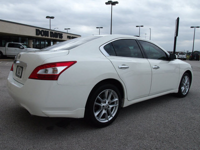nissan maxima 2011 white sedan 3 5 s gasoline 6 cylinders front wheel drive automatic 76011