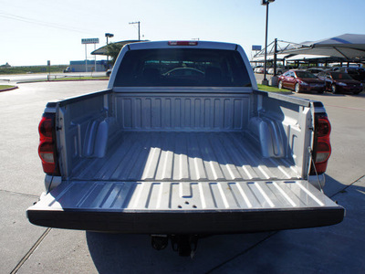 chevrolet silverado 1500 2006 silver lt 8 cylinders automatic 76087