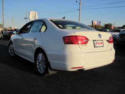 volkswagen jetta 2013 white sedan tdi diesel 4 cylinders front wheel drive 6 speed automatic 46410