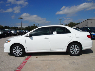 toyota corolla 2013 white sedan le gasoline 4 cylinders front wheel drive automatic 76011