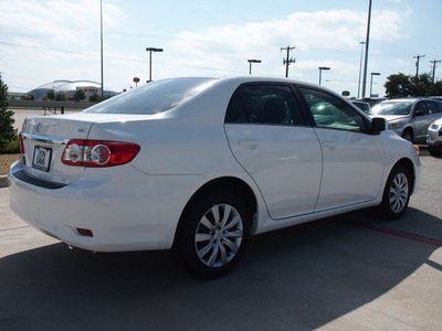toyota corolla 2013 white sedan le gasoline 4 cylinders front wheel drive automatic 76011