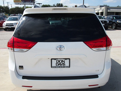 toyota sienna 2013 white van le 8 passenger gasoline 6 cylinders front wheel drive automatic 76011
