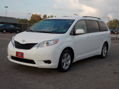 toyota sienna 2012 white van le 8 passenger 6 cylinders automatic with overdrive 77074
