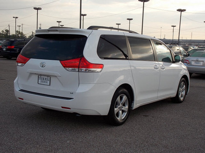 toyota sienna 2012 white van le 8 passenger 6 cylinders automatic with overdrive 77074