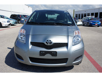 toyota yaris 2009 green hatchback gasoline 4 cylinders front wheel drive automatic 76543