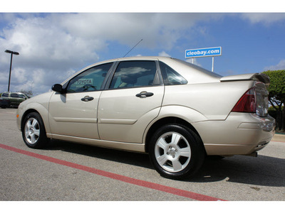 ford focus 2007 sand sedan zx4 ses gasoline 4 cylinders front wheel drive 6 speed manual 76543