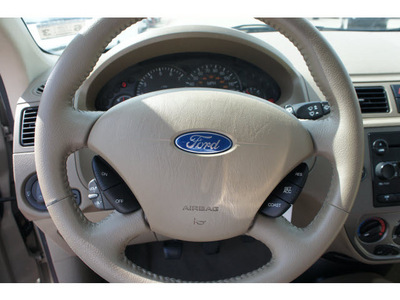 ford focus 2007 sand sedan zx4 ses gasoline 4 cylinders front wheel drive 6 speed manual 76543