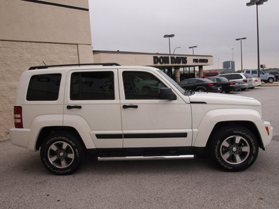 jeep liberty 2009 white suv sport gasoline 6 cylinders 2 wheel drive automatic 76011