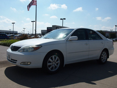 toyota camry 2004 white sedan xle 4 cylinders automatic with overdrive 76018