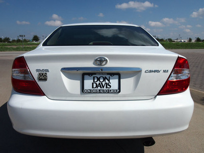 toyota camry 2004 white sedan xle 4 cylinders automatic with overdrive 76018