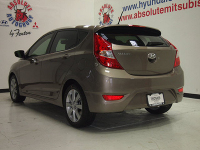 hyundai accent 2013 brown hatchback se gasoline 4 cylinders front wheel drive automatic 75150