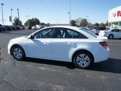 chevrolet cruze 2012 white sedan ls gasoline 4 cylinders front wheel drive automatic 19153