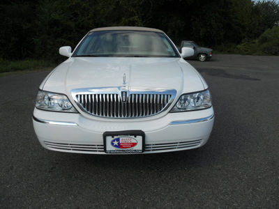 lincoln town car 2008 white sedan signature limited flex fuel 8 cylinders rear wheel drive automatic 75672