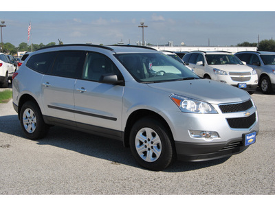chevrolet traverse 2012 silver suv ls gasoline 6 cylinders front wheel drive automatic with overdrive 77090
