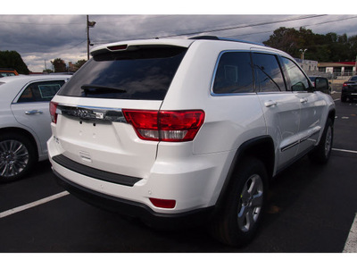 jeep grand cherokee 2013 white suv laredo x gasoline 6 cylinders 4 wheel drive 5 spd automatic 07730