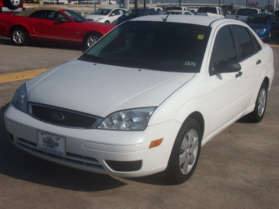 ford focus 2007 white sedan gasoline 4 cylinders front wheel drive automatic 77338