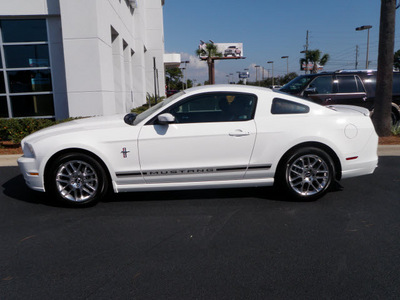 ford mustang 2013 white coupe v6 premium gasoline 6 cylinders rear wheel drive automatic 32401