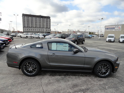 ford mustang 2013 gray coupe premium gasoline 6 cylinders rear wheel drive automatic with overdrive 60546