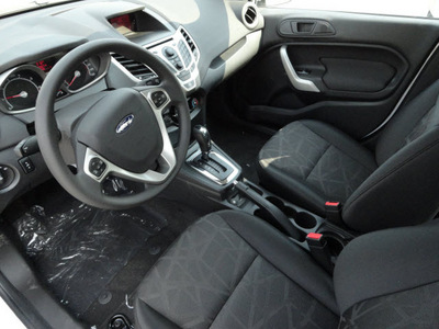 ford fiesta 2013 white sedan se 4 cylinders automatic with overdrive 60546