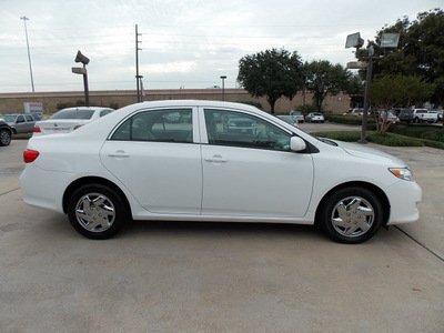 toyota corolla 2010 white sedan le gasoline 4 cylinders front wheel drive automatic with overdrive 77477